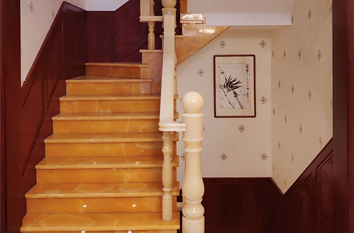 乐东中式别墅室内汉白玉石楼梯的定制安装装饰效果