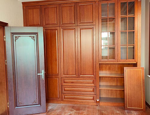 乐东中式家庭装修里定制的实木衣柜效果图